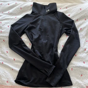 Under Armour träningströja  - Träningströja från Under Armour i storlek S. Har hål för tummarna, inga lösa trådar eller defekter. I nyskick. Använd gärna ”köp nu” funktionen😊