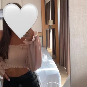 Kort top  - Jätte fin kort top i färgen bergige/rosa, aldrig används 💗 i väldigt bra skick