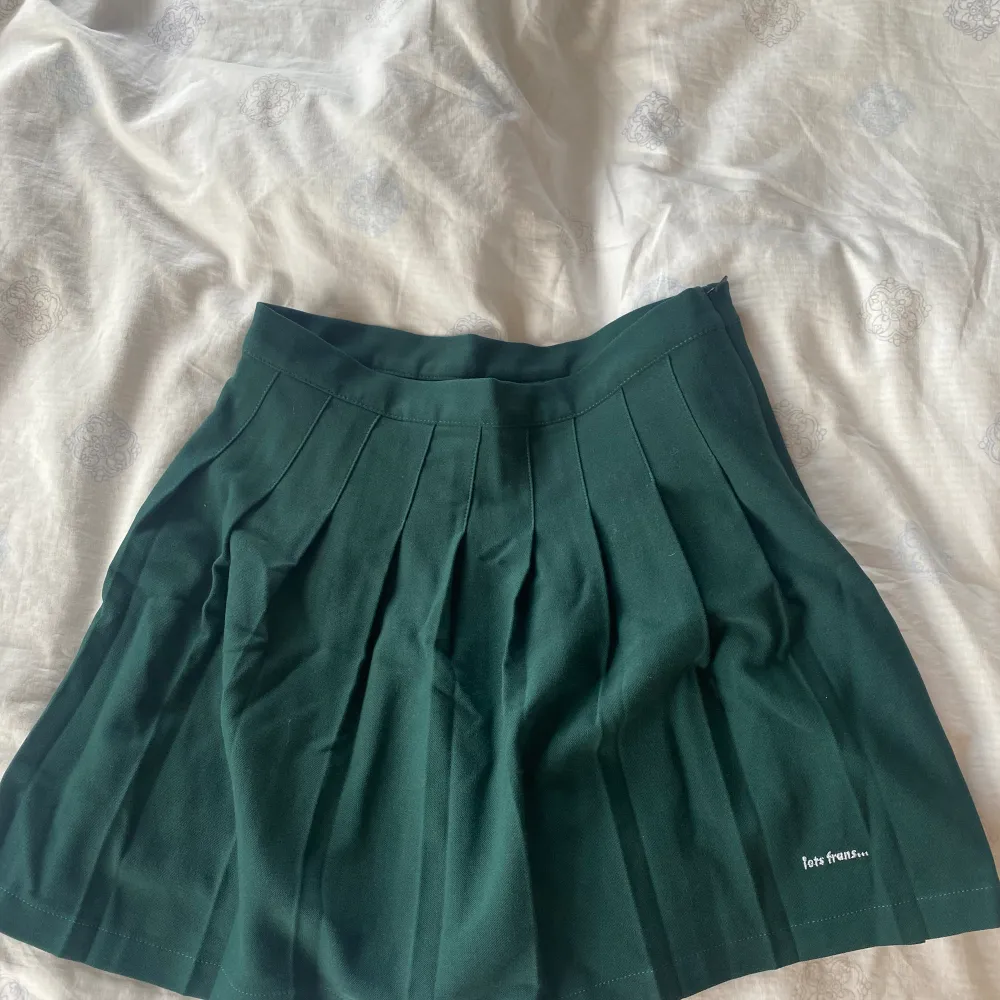 Säljer denna kjol från urban outfitters💚. Kjolar.