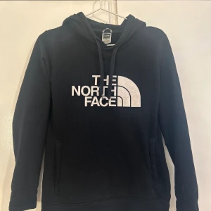 The north face hoodie - Använd men fortfarande hel och fin, lite sliten i trycket. 