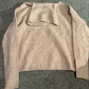 Stickade rosa tröja - Stickad rosa tröja från lager 157. Använd 1 gång, väldig mjuk och skön