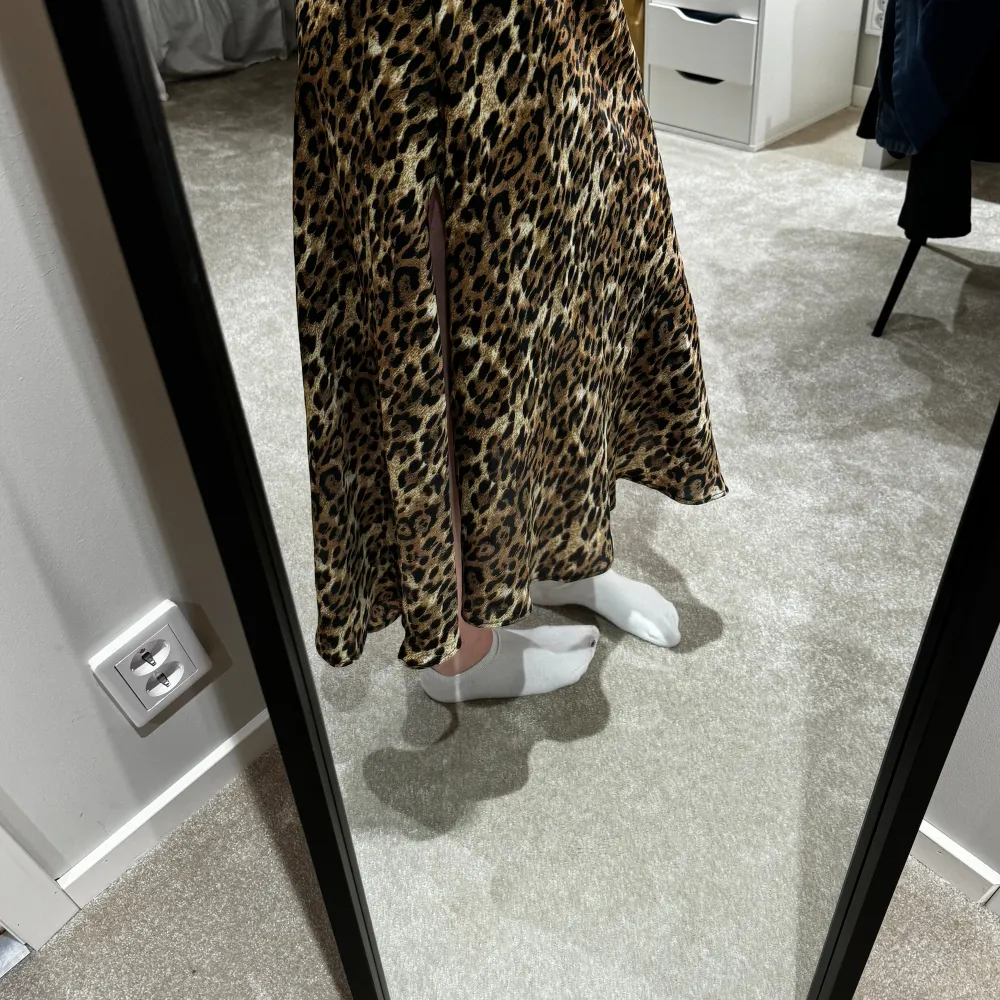 lång leopard kjol med slits från zara i bra skick!. Kjolar.