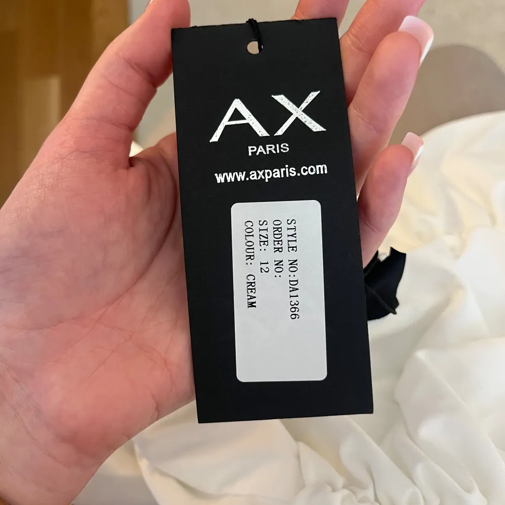 Vit klänning från AX design köp på Asos. Helt oanvänd och prislappen sitter kvar. Finns inte kvar på Asos. Stretchigt tyg. Nypris 800. Klänningar.