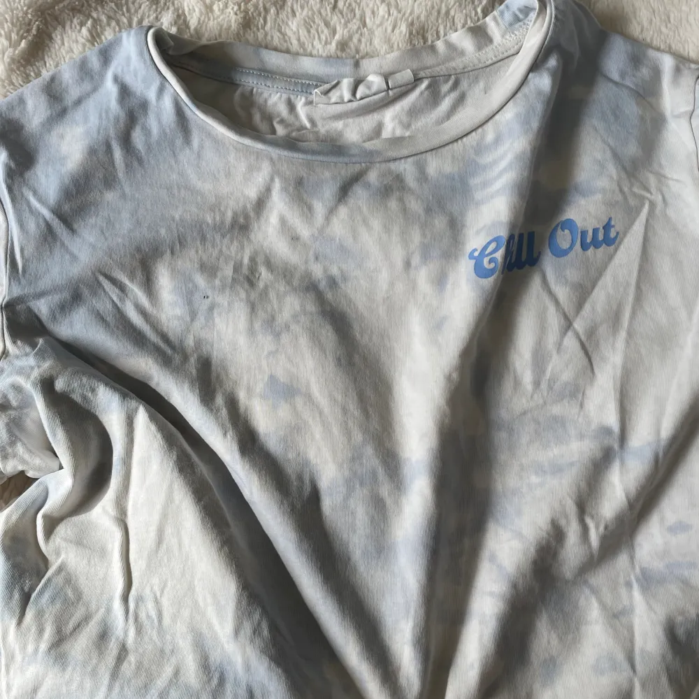 En mag-tröja jag använt typ 2 ggr. Fint skick. Tröjan är vit och ljus blå men mest vit,hör av er innan köp🤍. T-shirts.