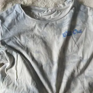 En mag-tröja jag använt typ 2 ggr. Fint skick. Tröjan är vit och ljus blå men mest vit,hör av er innan köp🤍