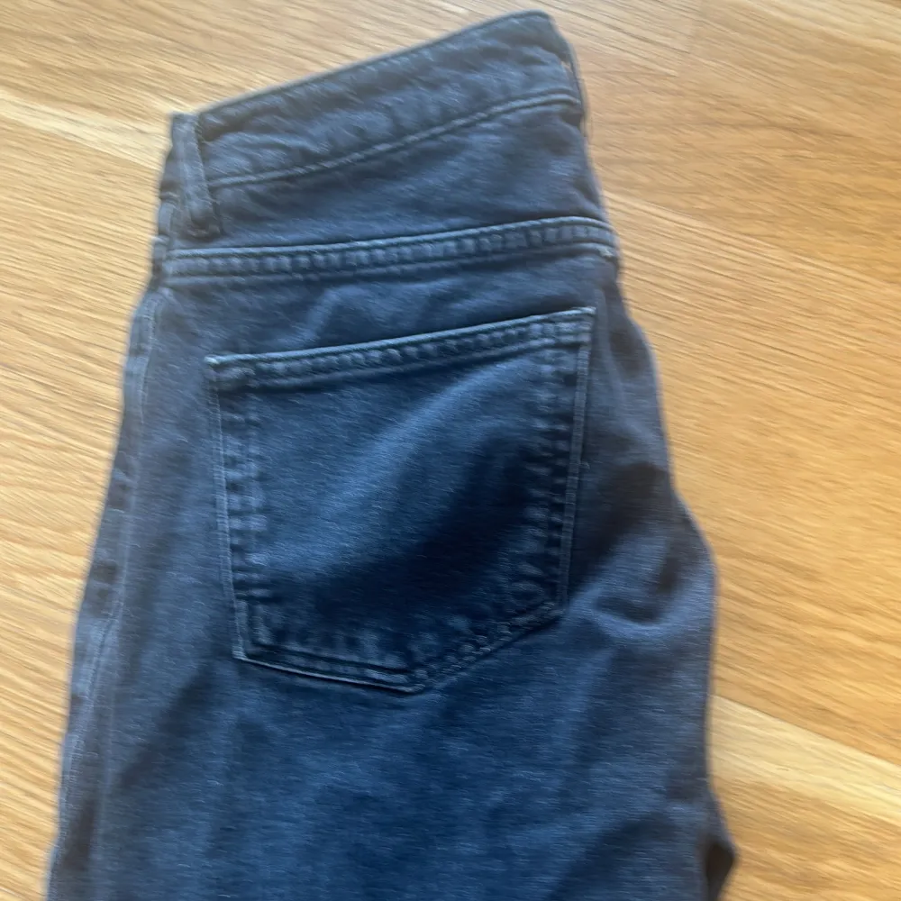 low waist straight lite för stora på mig därför säljer jag dem. skit snygga från junkyard. använda en gång . Jeans & Byxor.