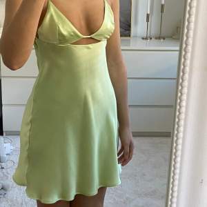 Jätte fin ljusgrön satin klänning från Zara med öppen rygg. Köpt sommaren 2022 men endast använd 1-2 gånger. Är i storlek S! 🌸