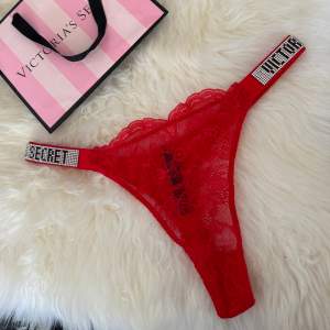 Victoria’s secret stringtrosor med diamanter, storlek M men passar även mindre. 