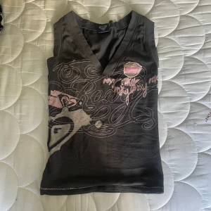 topp - skitcool topp med snyggt mönster från märket roxy. sitter väldigt fint men inte så stretchig så lite jobbig att få på/av men värt de 😌