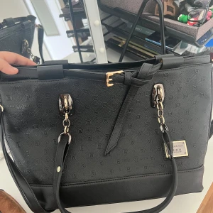 svart handväska - svart handväska  priset kan diskuteras  obs några läppstift märken i insidan av väskan i sista bilden