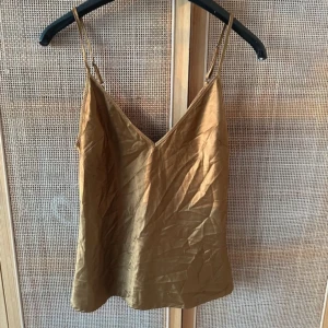 Guldigt linne - Superfint siden linne i mörk guld färg. Perfekt till fest🙌🏻