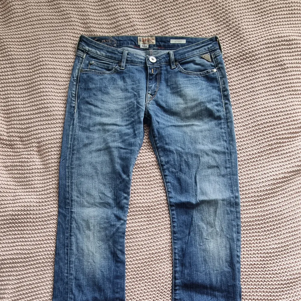 replay jeans i jättefint skick, säljer eftersom de tyvärr e för små för mig❤️‍🔥 w28 l32 men de är små i storleken. Jeans & Byxor.