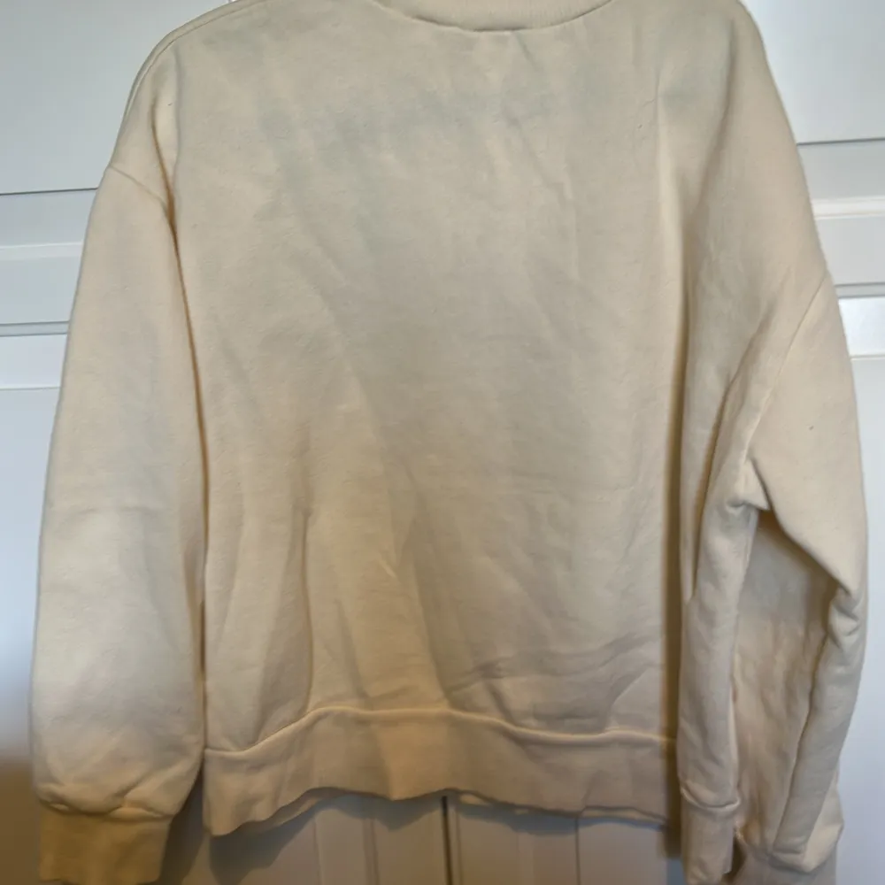 Säljer denna coola tröja från zara! Tröjan är créme vit i färgen. Väl använd men inga defekter! 🤍🖤Pris kan diskuteras!!!. Tröjor & Koftor.