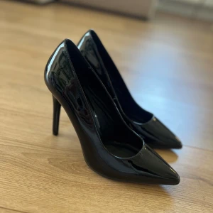 Klackskor lack  - Helt nya klackskor, aldrig använda i storlek 40. Inköpta från Nelly. 