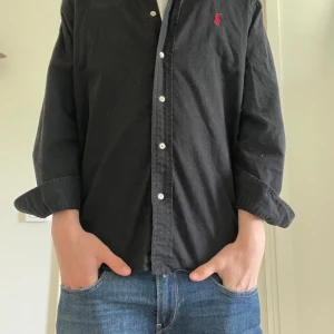 Ralph Lauren Skjorta - Säljer denna Ralph Lauren skjortan i storleken S. Modellen är regular fit och är använd endast 1 gång. Kan även tänka mig o gå ner i pris vid snabb affär. Skriv om det är några funderingar eller frågor!