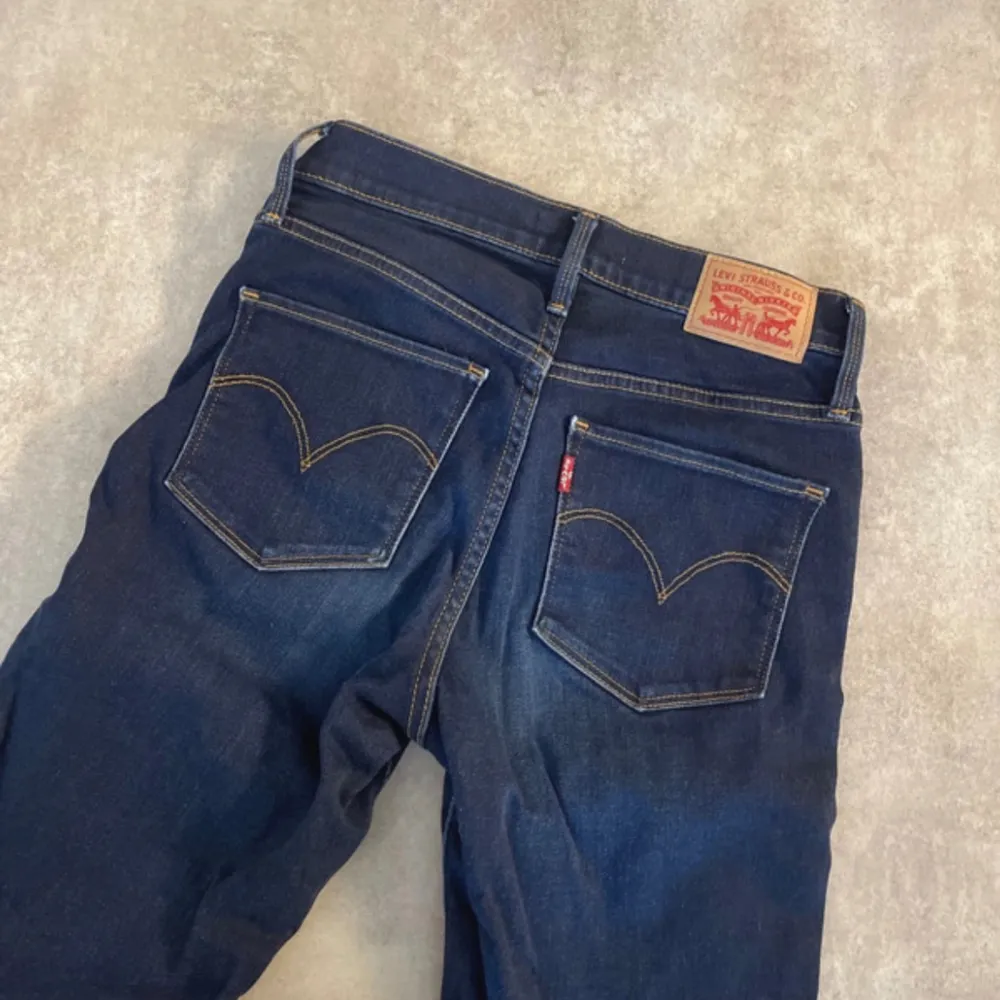 Säljer dessa mörkblåa jeans. Innerbenslängden är 72cm och storleken är 26, alltså XS ungefär men dom är stretchiga💗. Jeans & Byxor.