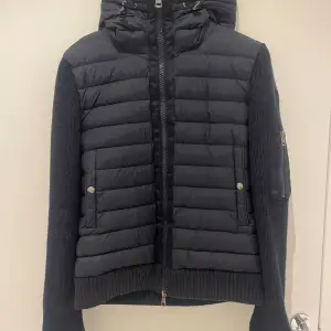 Moncler cardigan i storlek S  Köptes i fel storlek och är oanvänd Priset kan diskuteras.