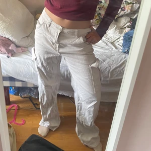 Vita cargos - Vita cargo jeans strlk 36  Använt fåtal gånger   