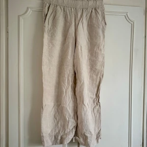 Linne byxor beige!  - Säljer dessa sköna linnebyxor från h&m, köpte förra året men säljer pga att jag är för lång för dom, är 164, passar bättre om man är under 160! Köparen står för frakten, läs min bio! 