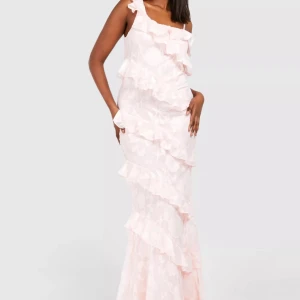 Balklänning  - Precis köpt här på plick men va lite för liten för mig. Har endast testat och inget fel på klänningen. Lappen är kvar🥰