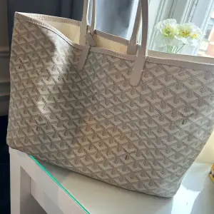 Säljer denna super fina kopian av goyard väskan. Köpt för 1000kr. Den är super bra gjord och ser exakt ut som en vanlig bara att de inte är äkta läder. En av mina favorit väskor men  säljer då jag sällan använder lite större väskor. 