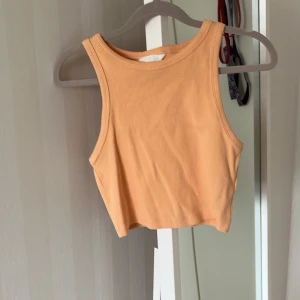 H&M topp - Jättesöt mag tröja från H&M som tyvärr blivit för liten, kom privat för mer info❤️