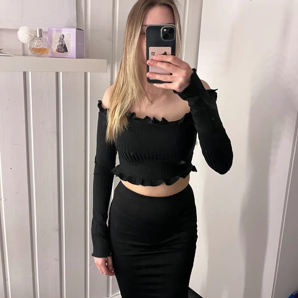 Säljer denna off shoulder toppen ifrån Nelly . Yläosat.