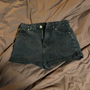 Svarta jeansshorts - Om jag fortfarande hade passat i dom hade jag nog målat och gjort något roligt av dessa!! tips!