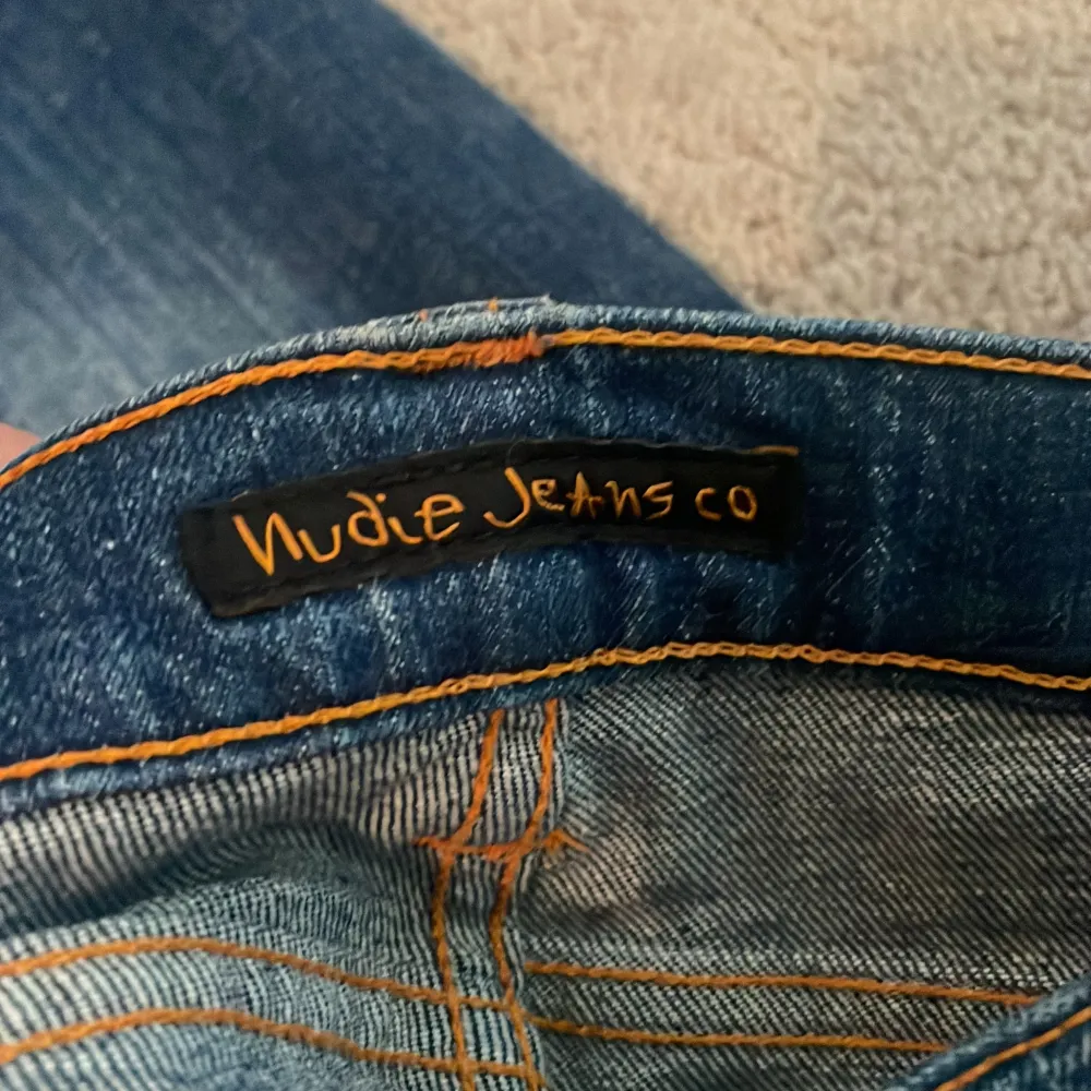 Ett par feta nudie jeans i storleken 27/32 helt nya om det skulle vara någon fråga så är det bara att skriva/Lionel😊. Jeans & Byxor.