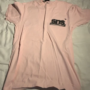 SNS T shirt - Säljer denna snygga Sneakers and Stuff T shirt i rosa färg. Skick 10/10