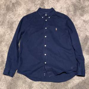 En linneskjorta från märket Ralph Lauren i väldigt fint skick. Storlek:160cm. Nypris:1095kr mitt pris:450kr. Köparen står för frakten.