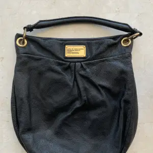 Marc Jacobs Hobo Bag I mycket bra skick, bortsätt från små missfärgningar på gulddetaljer samt en liten vit prick på framsidan. Dock synts de inte. Passar perfekt som shopping eller skolväska