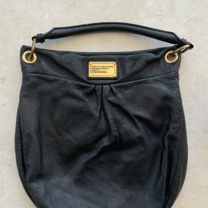 Marc Jacobs Hobo Bag  - Marc Jacobs Hobo Bag I mycket bra skick, bortsätt från små missfärgningar på gulddetaljer samt en liten vit prick på framsidan. Dock synts de inte. Passar perfekt som shopping eller skolväska