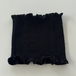 topp - svart topp med lite volang knappt använd