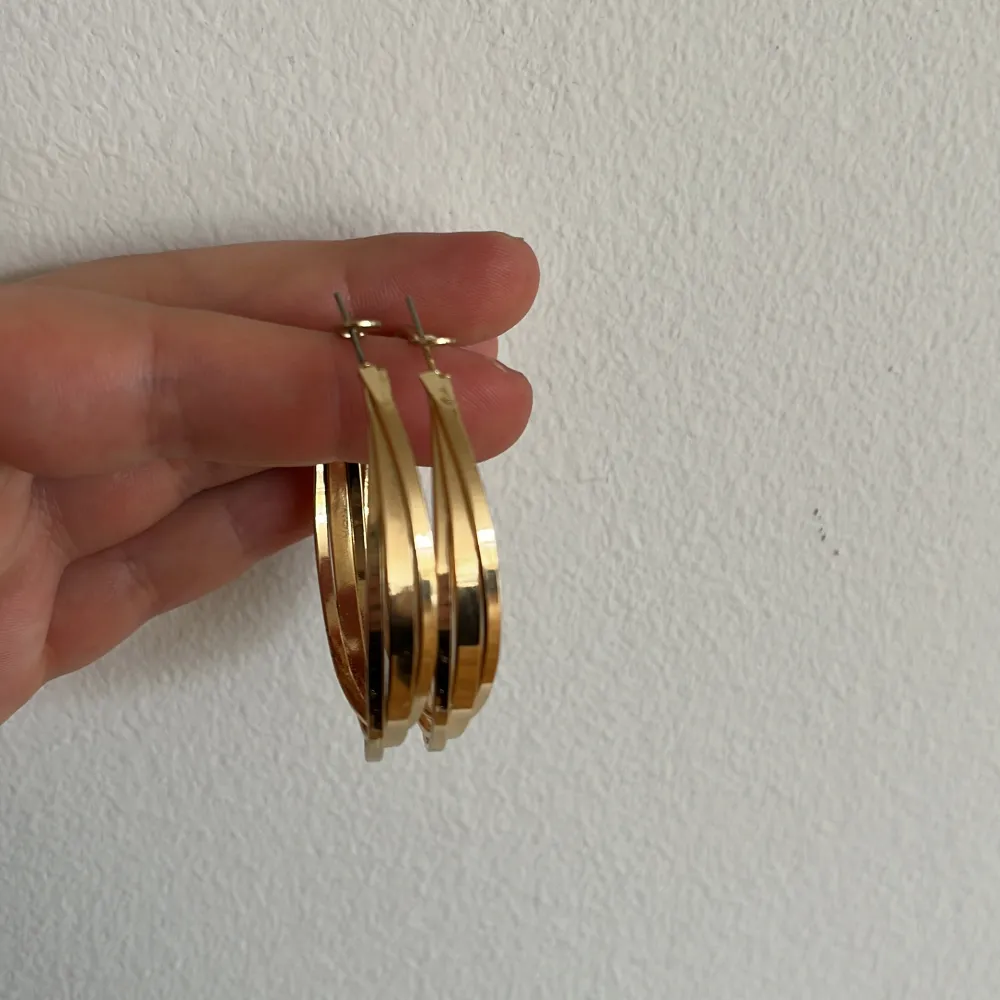 Guldfärgade örhängen  Inte använda då jag inte använder guldsmyken INTE ÄKTA GULD! . Accessoarer.
