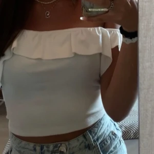 Vitt linne🤍 - Fin top/linne med volanger, använd endast en gång🤍 kan ha både ofkjolder och som ett vanligt linne 🤍skriv privat för frågor 