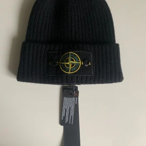 Stone Island Cotton Beanie - En ny och helt oanvänd stone island mössa, lappar och allt finns kvar.