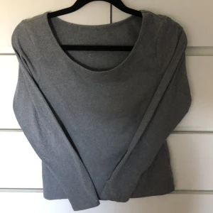 Grå tröja 💕 - Finns små tecken på användning (bild på sista sliden) annars gott som ny ❣️ Väldigt skönt material som är både mysigt men samtidigt svalt och behagligt. Säljer eftersom att jag har två till så denna kommer inte till användning 💗