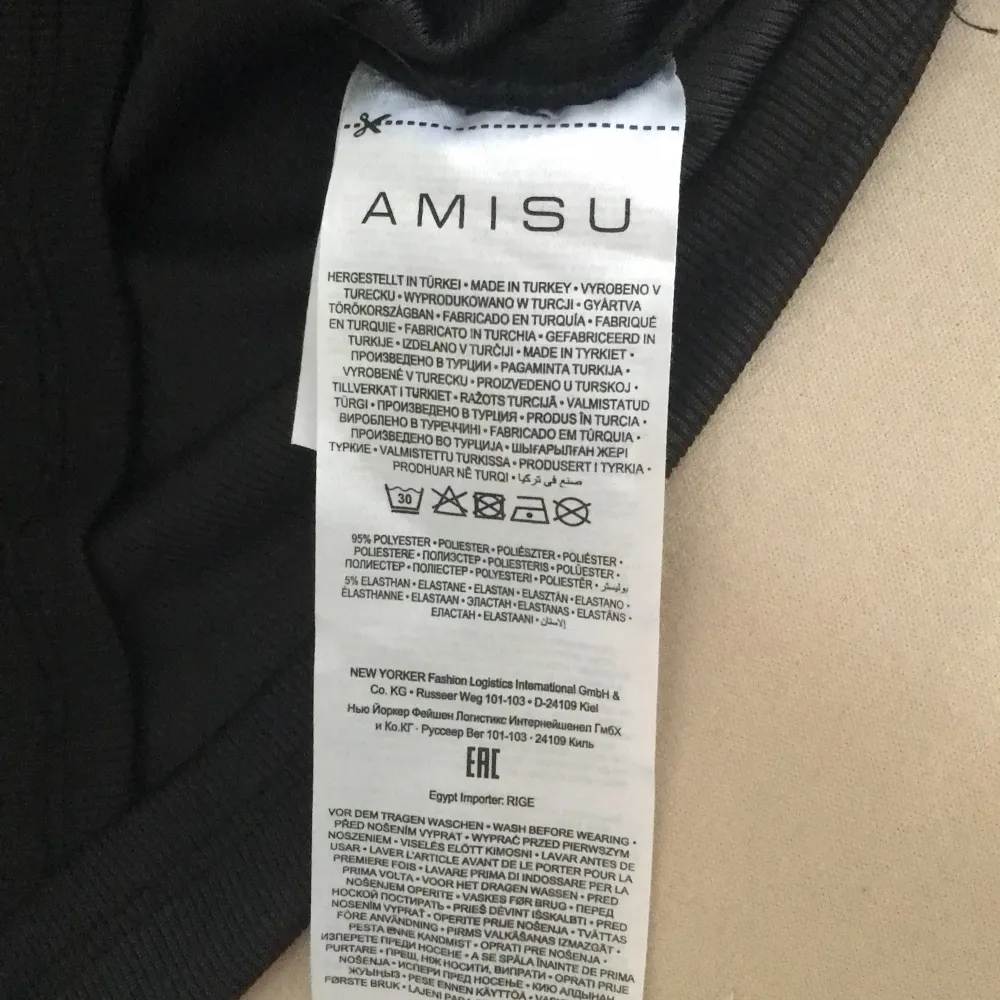 Säljer denna tröjan från Amisu, Aldrig använd bara prövad. Stl S. Tröjor & Koftor.