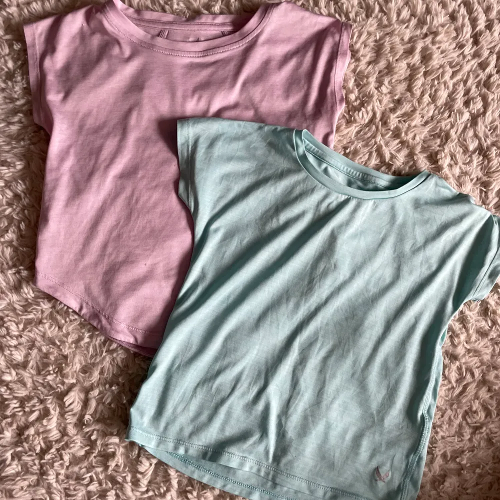 Två fina tränings tröjor från stadium😍 (soc) De är i bra skick och är köpta för 100kr styck❤️ En tröja kostar 50 och båda tillsammans kostar 100kr. OBS! Köparen står för frakten.. T-shirts.