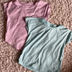 Två fina tränings tröjor från stadium😍 (soc) De är i bra skick och är köpta för 100kr styck❤️ En tröja kostar 50 och båda tillsammans kostar 100kr. OBS! Köparen står för frakten.