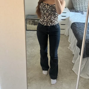 Svarta jeans  - Svarta jeans från Gina tricot. Storlek S, säljer på grund av att de inte kommer till användning längre.