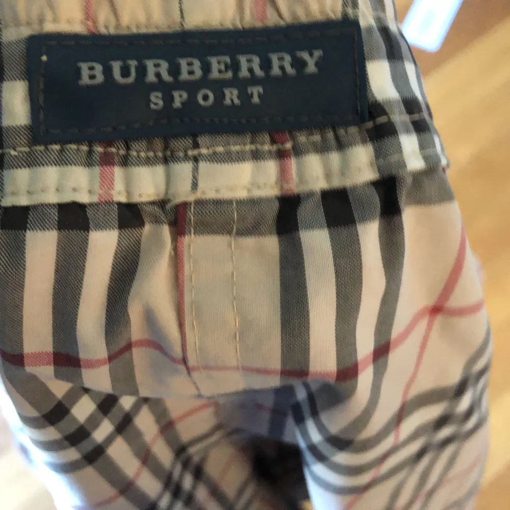 Burberry badbyxor storlek 48.. Shorts.
