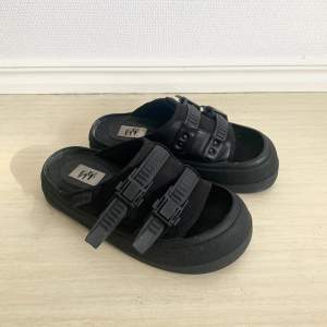 Säljer mina Eytys Capri Neoprene sandaler pga får ingen användning för de och har för mkt skor haha! Perfekta nu till sommaren! Skriv vid frågor🫶🏼