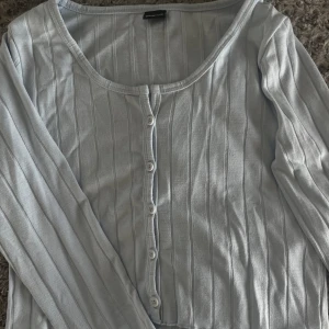 Ljusblåa tröja  - Super fint skick, endast använd fåtal gånger. Säljs pga har redan en liknande 💓