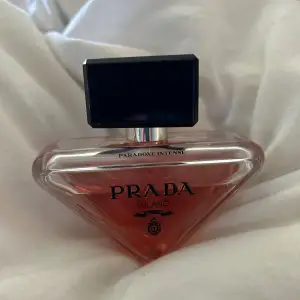 Parfym från Prada, paradoxe intense.  50 ml se mängden på bilden, nypris 1600kr på kicks. Originalboxen följer med!