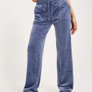 Juicy Couture Byxor Grey/Blue💞 - Juicy Couture Byxor Grey/Blue💞 Perfekt som mjukisbyxor. Säljer då jag inte använt dom. Oanvända/Nyskick💞 Nypris 1200kr. Storlek xs men passar som s. Skriv gärna för fler frågor eller bilder. 