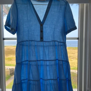 Zara klänning - En jättefin sommarklänning från Zara!! Säljer då jag personligen är trött på den men är väldigt fin!!