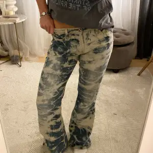 Så snygga och unika lågmidjade utsvängda jeans med tiedye mönster🐆🐆