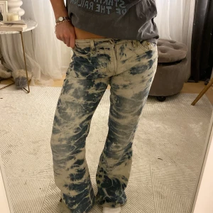 Lågmidjade utsvängda jeans  - Så snygga och unika lågmidjade utsvängda jeans med tiedye mönster🐆🐆